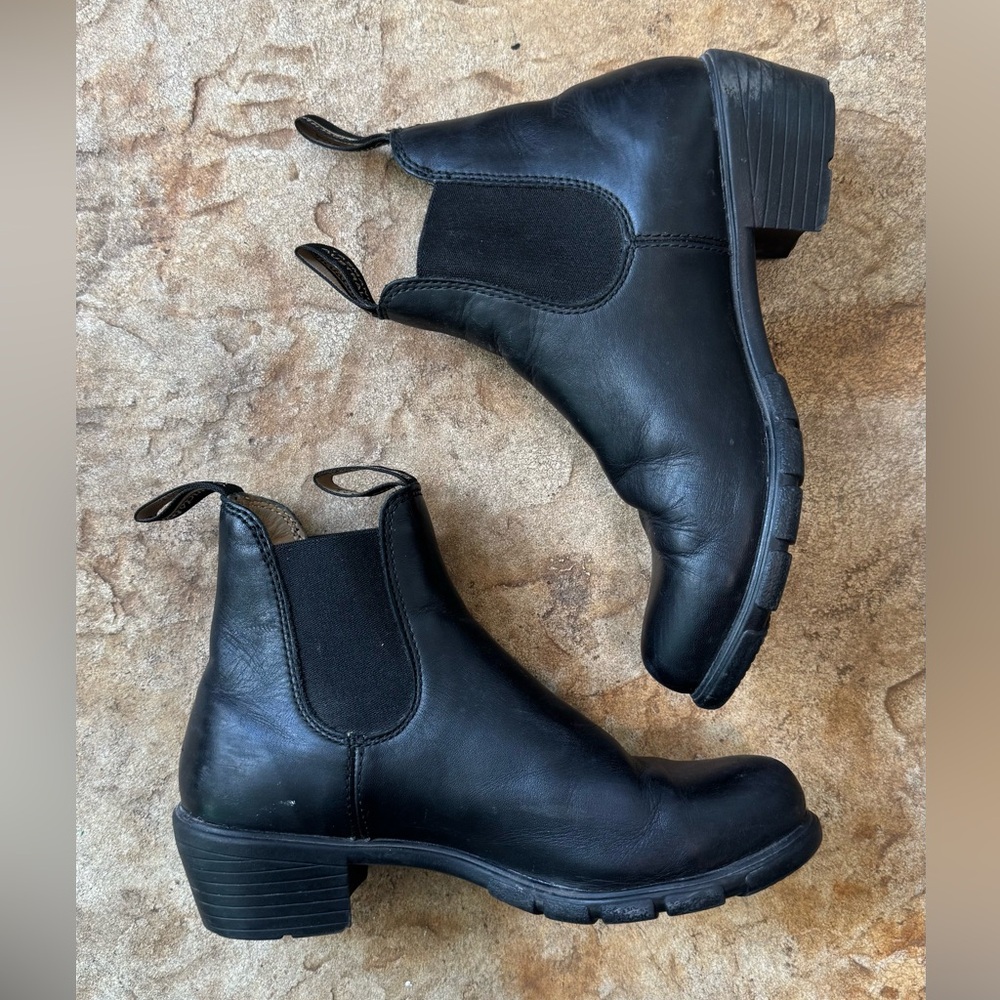 Blundstone Black Heeled Leather Boots - size 8